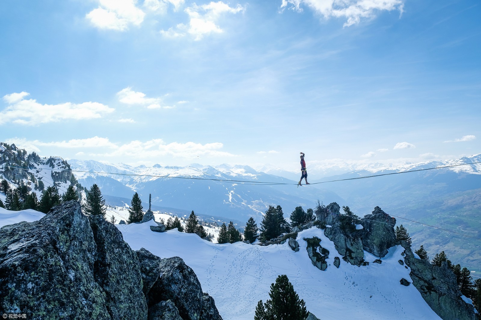 法国数百人挑战2000米海拔高空走钢丝 劈叉倒挂花样"作死"