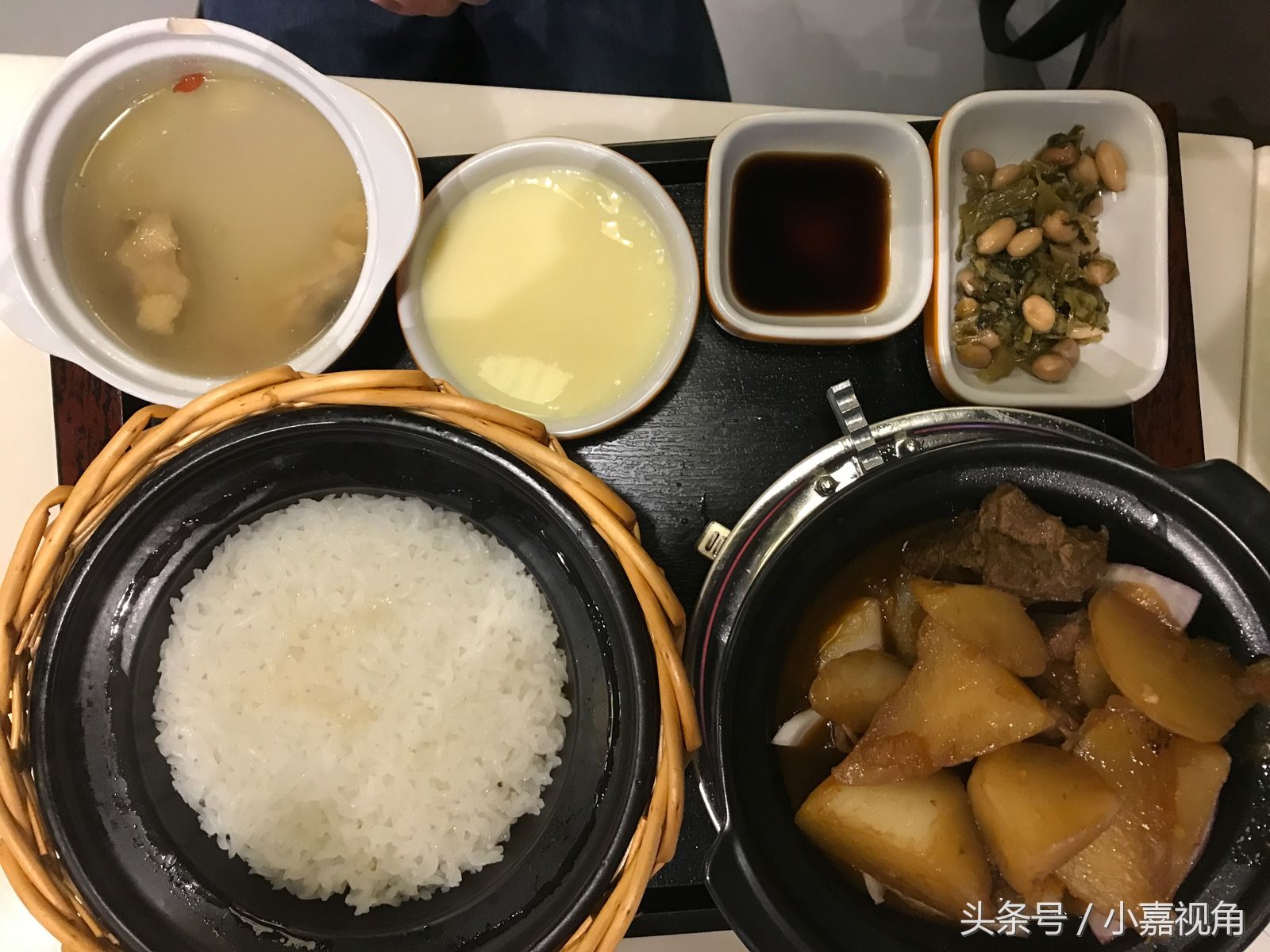 在上海的新开商场吃饭,冲一百送一百,三人吃饭