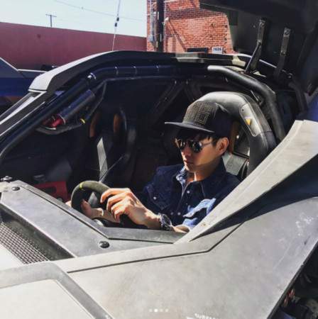 林俊杰晒与蝙蝠车合照 坐驾驶室假装蝙蝠侠