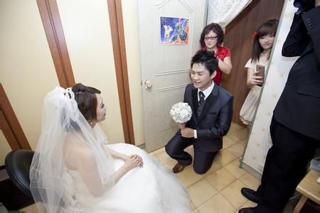 结婚当天婆婆反悔不给彩礼钱,我妈支一招婆婆