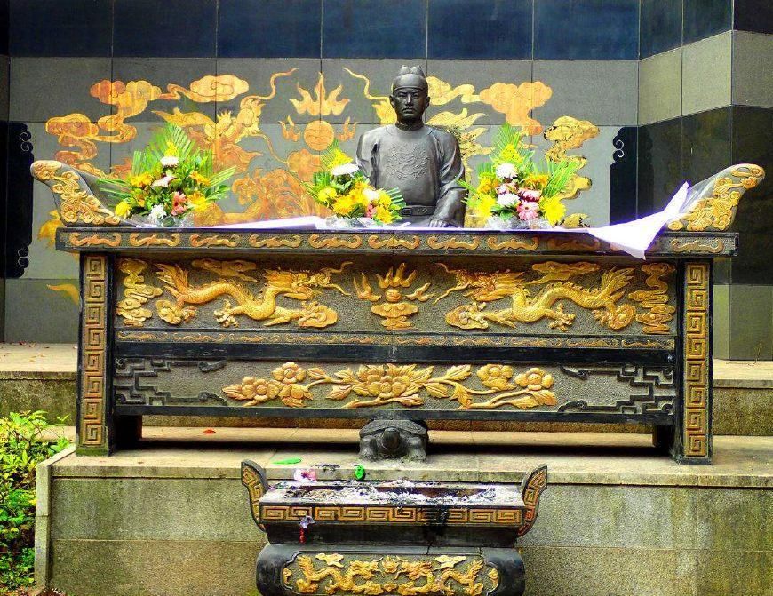 此人姓杨自称皇帝后裔,还亲手扯烂先祖龙袍,专