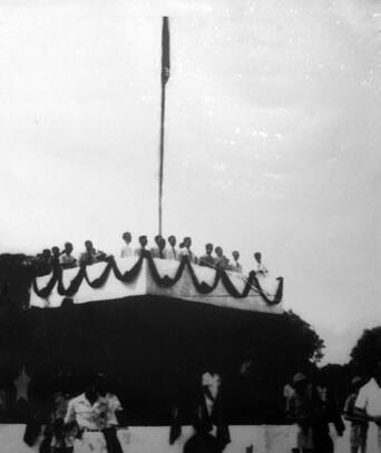 1940年9月22日，日本派兵攻打凉山，日本获得越南控制权。1945年8月11日，日本宣布无条件投降。1945年9月2日，临时政府宣布越南民主共和国的独立（即“北越”），胡志明宣读《独立宣言》。此后，越共和法国进行了长达9年的法越战争。1954年，法国撤出越南北部。根据日内瓦会议的决议，南北越暂时以北纬17度线分治，北越由胡志明统治，南越在保大皇帝的控制之下。图为胡志明宣读《独立宣言》现场。