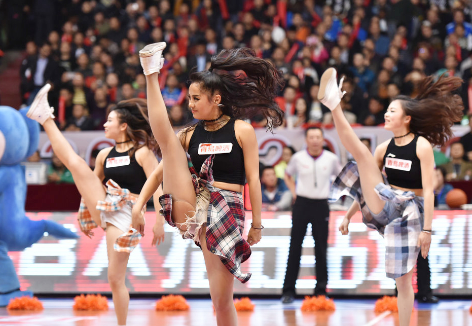 四川篮球宝贝为球迷上演了一场视觉盛宴。