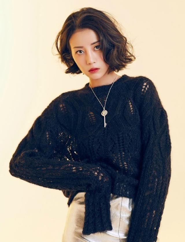 李溪芮裸粉色卫衣短裙出活动,笑容温暖让寒冬