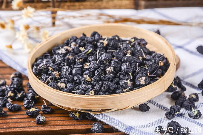 黑枸杞好还是红枸杞好,它们区别在哪里,黑枸杞