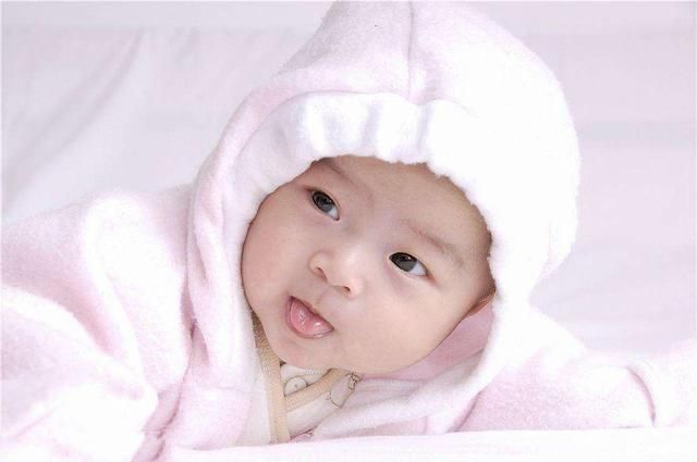 智力发育迟缓的宝宝,从小就会体现出来,长大聪