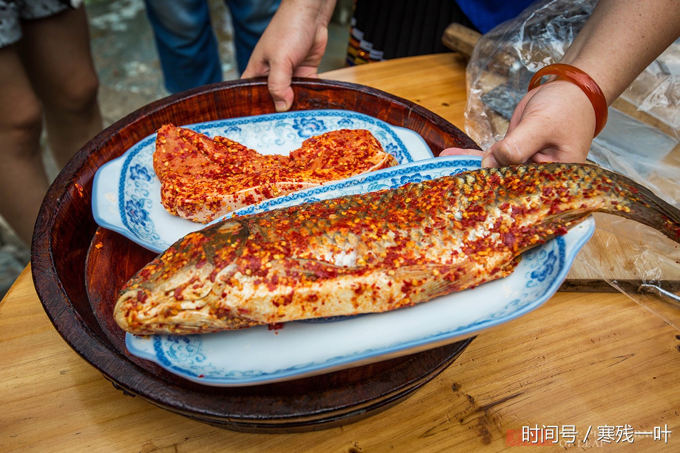 侗族生女儿要腌肉,女儿出嫁开坛宴请宾客,腌制