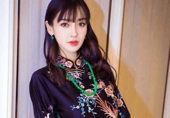 穿旗袍的女星:杨颖显高级,热巴变成熟,而她最让
