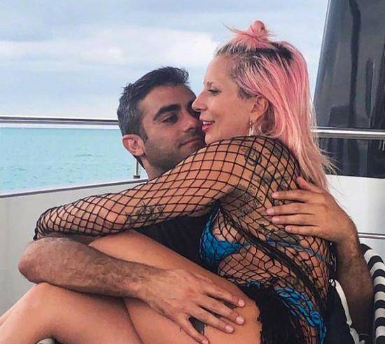 新恋情公开!Gaga晒甜蜜合照男友为公司高管(图1) 新恋情公开!Gaga晒甜蜜合照男友为公司高管(图1)