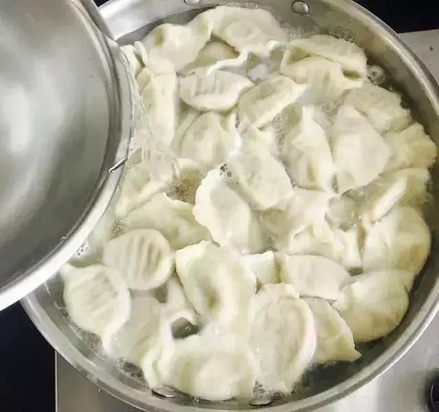 猪肉白菜饺子馅儿怎样调才好吃?猪肉白菜水饺