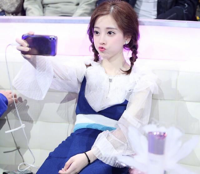 可爱的斗鱼女主播冯提莫:唱火了《佛系少女》