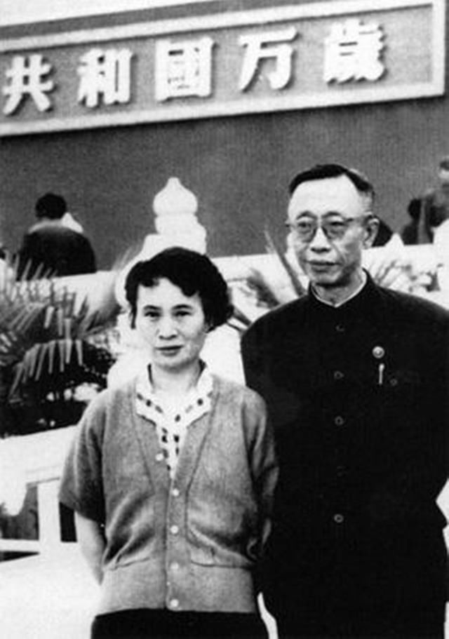 溥仪秘密偷盗故宫文物,鬼鬼祟祟缝进棉衣,非法