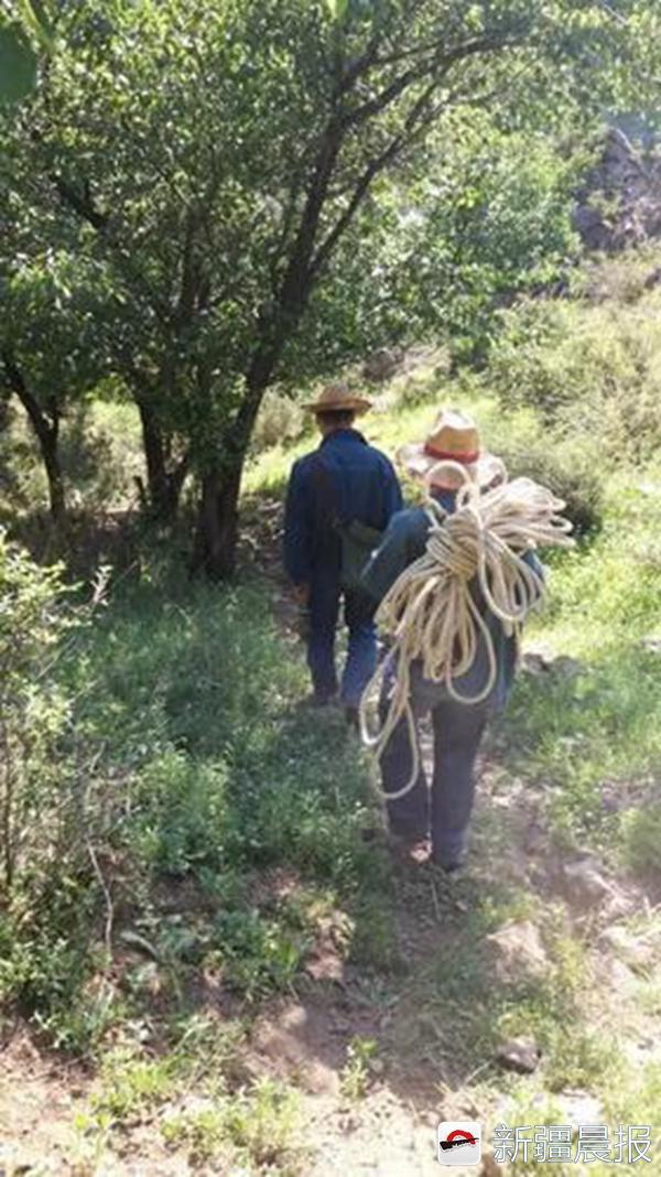 高温天小伙户外工作脸被晒脱皮, 没脸与父母