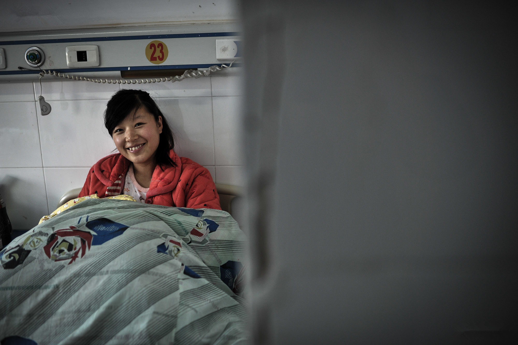 直击农村留守妇女的繁忙生活,夜间很难入睡,担