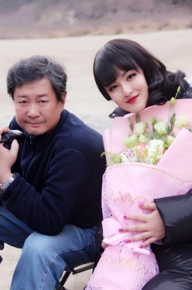 郑斯仁《猎豺狼》杀青 男扮女装首穿旗袍高跟