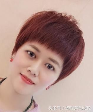 40岁大姐,剪短发烫小卷,一看像18,美到不敢认,