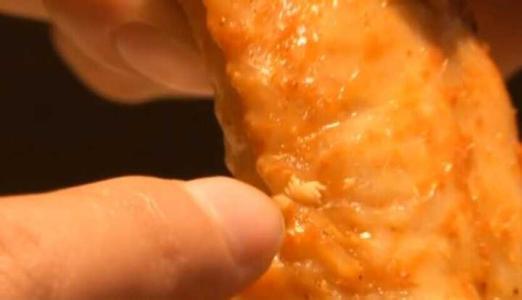 浙江孕妇吃肯德基吃出一堆苍蝇卵 店方回应