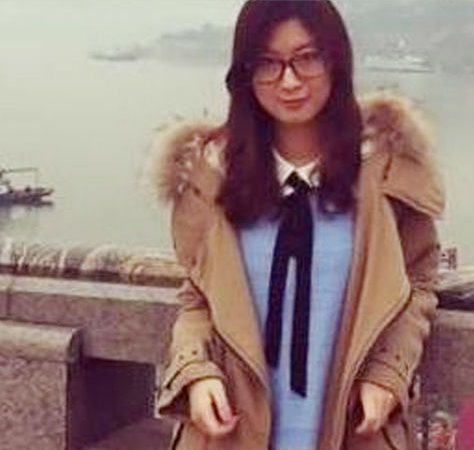 她是首个春晚英语主持,28岁成四料影后,惨遭抛