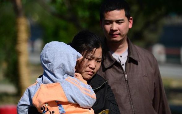 2岁孩子被独留房间玩耍,爸爸楼下取餐,看到孩