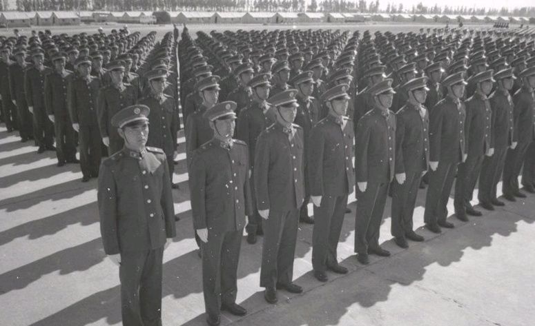 我们军队佩发的第一种军靴是98式军服,顾名思义是在90年代末期佩发的.