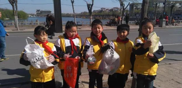一师附小少先队员参加郑开马拉松环保志愿活动