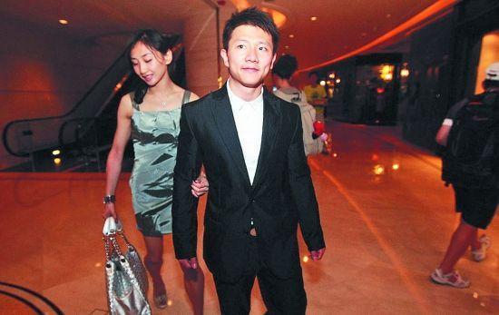 陈一冰与何雯娜分手后,娶了自己的女翻译,老婆