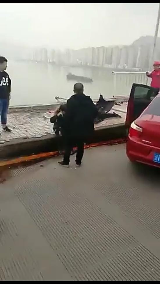 重庆坠江大巴救援仍在继续 责任该由谁来承担