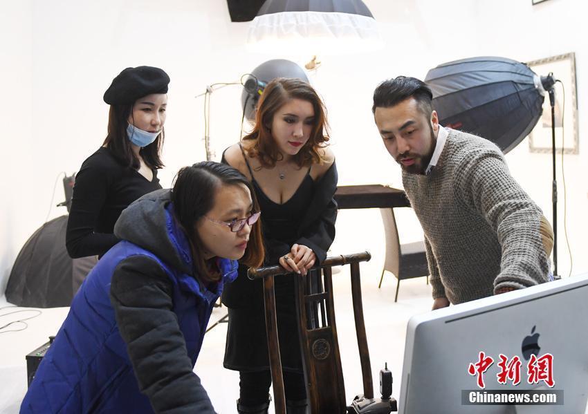 周朵尔说，她感觉十分幸福，有了自己的事业和爱情。现在最大的愿望就是通过自己的努力让父母过上更好的日子。张瑶摄