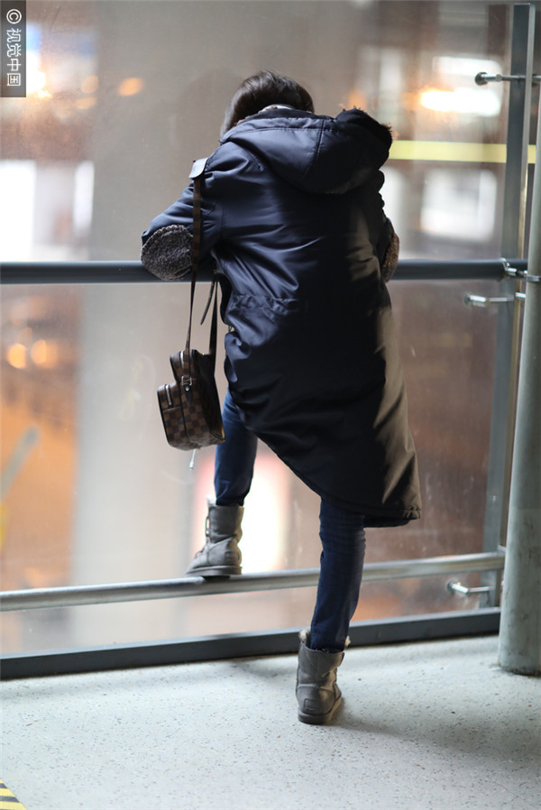 郑爽"失踪"多日终现身 见拍照忙捂脸不愿出镜