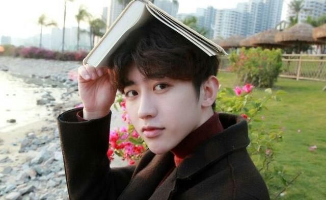 偶像练习生蔡徐坤很像权志龙吗,眼前的你真的