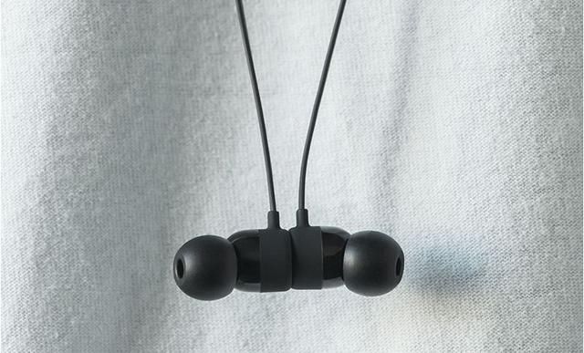 时尚外观定位无线耳机,实用低音为主,买了不后