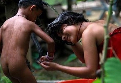 其实，尼泊尔人在露天水池洗浴，还有着宗教上的含义。他们相信，加德满都河谷地区的水池和喷泉，与他们心目中的圣湖——戈萨因康德湖是相通的，那里是印度教主神之一的湿婆神居住的地方。在这些水池里沐浴，就等于是在圣湖中沐浴和朝拜，可以消灾除罪，并有神灵保佑平安。