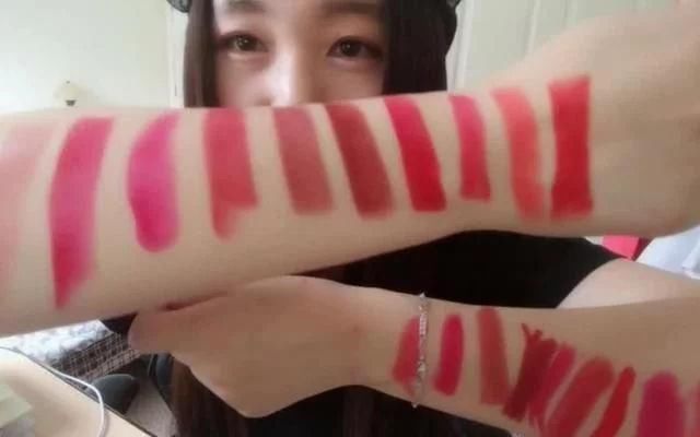 别再只会涂大红色口红了!这些颜色才是真正适