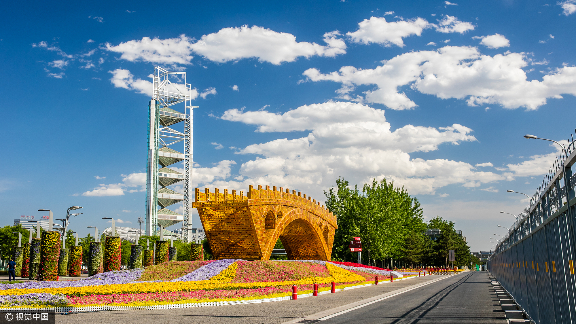 2017年5月14日,“一带一路”国际合作高峰论坛在北京召开。当日风光绮丽,蓝天白云迎接客人的到来。