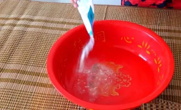 第一步: 首先我们先用手大致的将凉席上面的灰尘拍打下来