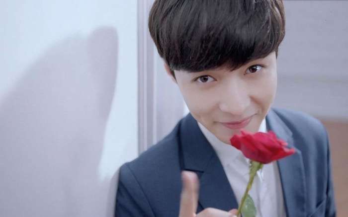 张艺兴晚会上被众星冷落,黄渤一只手轻轻推,网