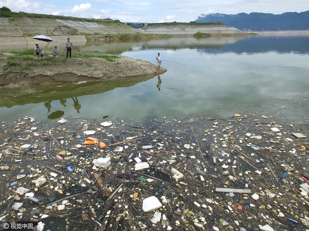 三峡水库迎大洪峰 漂浮垃圾触目惊心