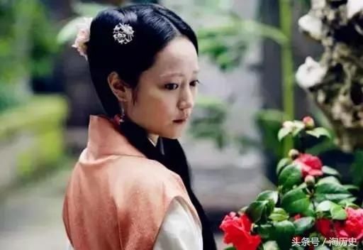 她潜伏在《红楼梦》中担负着重要任务,却被高