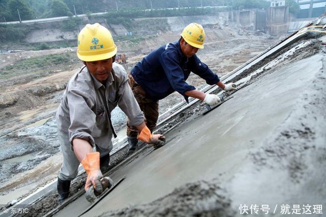 工地干一天活300贵不贵?包工头、农民工互怼