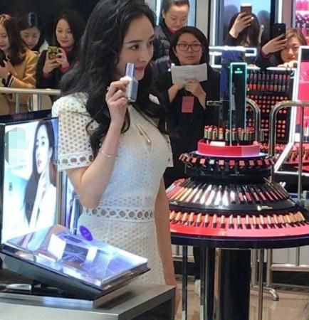 网友偶遇杨幂武汉出席活动 身材好到完爆赵丽颖