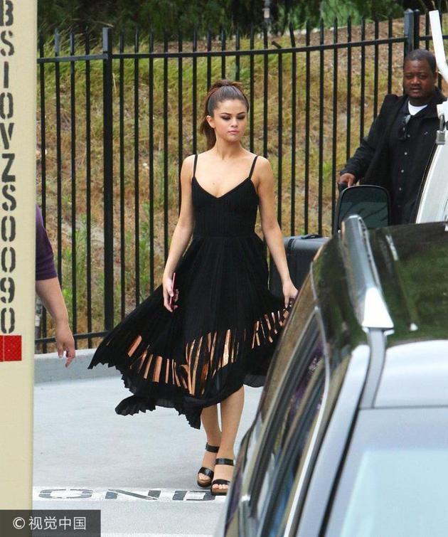 赛琳娜提裙摆俏皮亮相 黑色纱裙仙气足