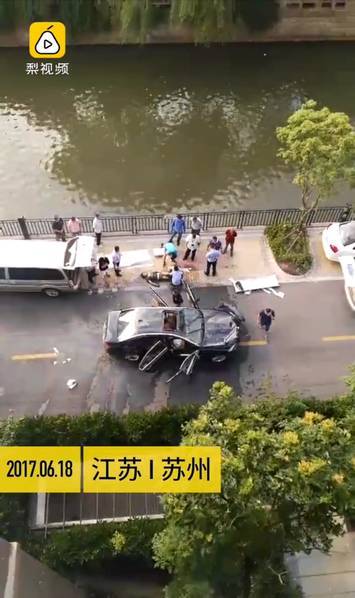 6月18日下午，江苏苏州，有市民告诉记者，宝带西路旁的太宴街上，一辆轿车坠河，车上有人员被困。