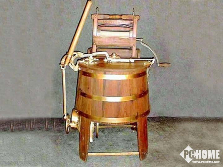 美国人比尔·布莱克斯在1874年发明的木质手摇洗衣机
