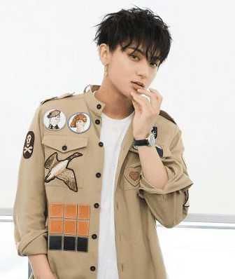 黄子韬幼儿园照片遭同学曝光,网友:从小就自带