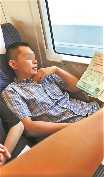 男子高铁上霸占女乘客座位 铁路公安已介入调
