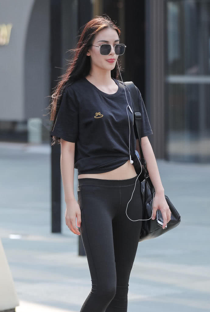 高挑的黑色紧身裤小美女,紧致苗条身材让人眼