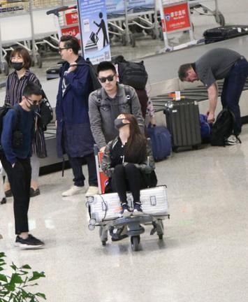 理命不同:热巴帮助理绑头发,助理跪在地上帮李小璐换鞋