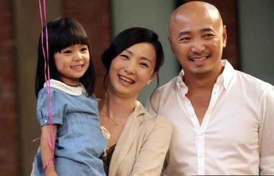 46岁徐峥全家照,女儿长相惹争议,网友:爸爸的基