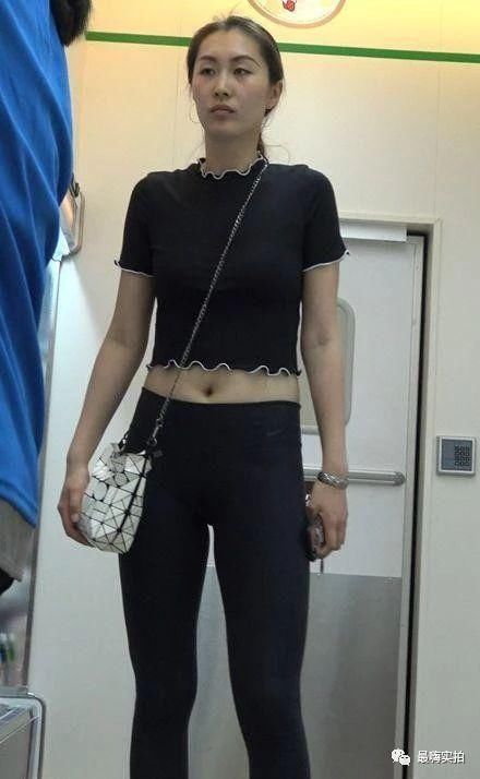 街拍:刚刚练完瑜伽归来的邻居,没回家换衣服就