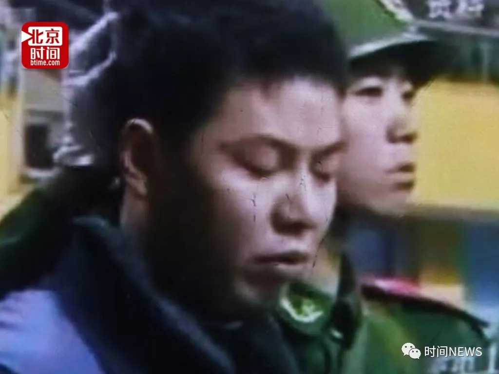 2009年重庆女黑老大被捕：出动200多名警察，解救被困女性数百人_【快资讯】